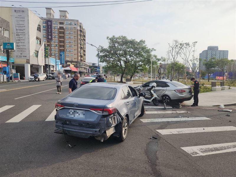 雙方車頭與車殼零件四散一地,場面混亂不堪。(圖/翻攝畫面)