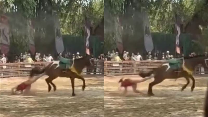 女騎士摔下馬背,不幸的是,她的腳部疑似被馬鐙纏住,整個人無法脫身,導致女騎士遭拖行數十公尺,現場觀眾紛紛發出尖叫。(圖/翻攝自微博)