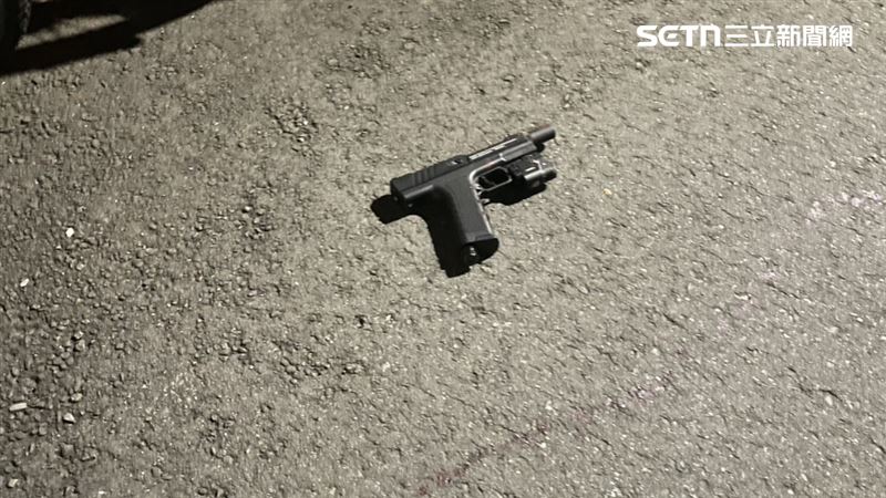 現場遺留一把鎮暴槍。（圖／翻攝畫面）