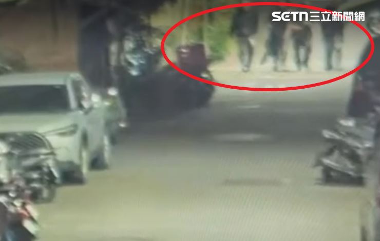 雙方人馬分別為7人攜帶鎮暴槍這方，另一派人馬則是只有兩人，但有攜帶刀械。（圖／翻攝畫面）