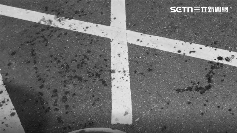 有一人遭砍傷，路面及停靠在路旁的汽機車，都有噴濺血跡。（圖／翻攝畫面）