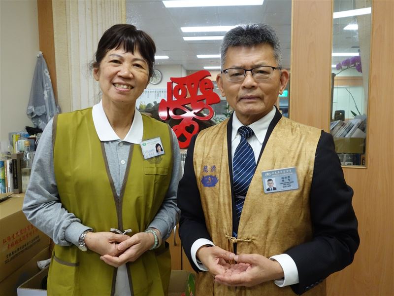 為了陪伴妻子完成慈濟委員培訓,以「醫療志工」身分從清晨4時至晚上9時,投入大林慈濟醫院第一線服務。(圖/翻攝自大林慈濟醫院院臉書)