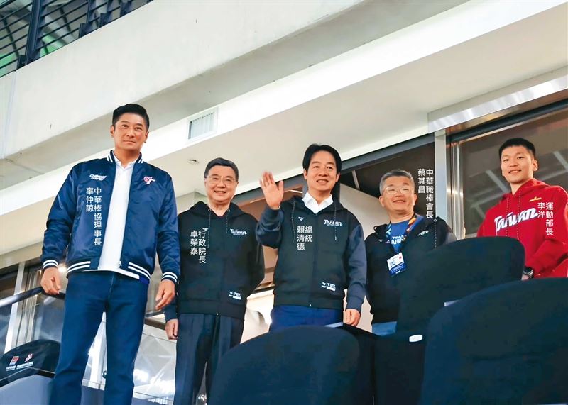 賴總統日前首度前往台北大巨蛋台日棒球交流賽觀戰。（翻攝中華棒協臉書）