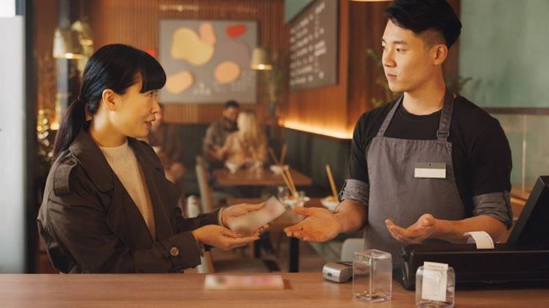 連鎖拉麵店結帳遭嗆少錢!清秀女抽走大鈔