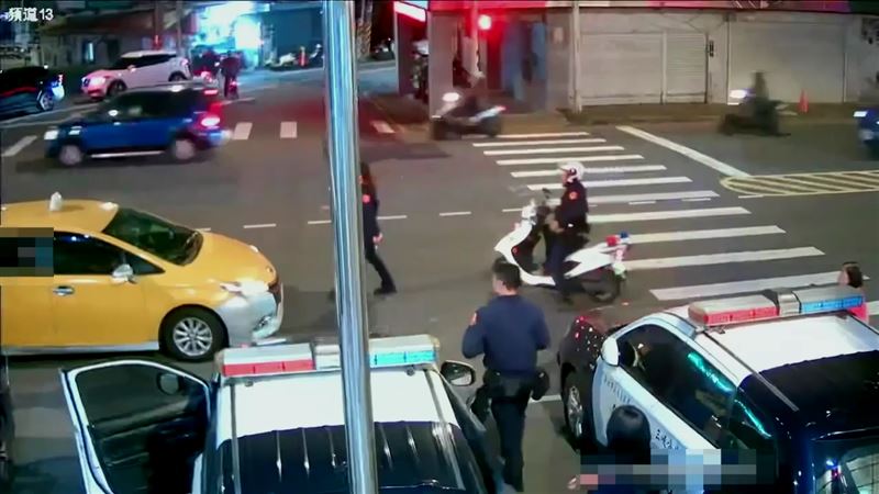 警方在鶯歌派出所前攔檢一輛計程車,逮捕在車內的史男。(圖/翻攝畫面)