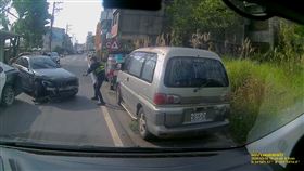 新北市一名史姓毒品通緝犯（33歲）昨天下午在三峽肇事逃逸，被攔截時還企圖開賓士車衝撞員警，被當場開2槍制止，史男棄車逃離現場。警方調閱監視器鎖定史男行蹤，昨晚在鶯歌派出所前攔檢一輛計程車，逮捕在車內的史男，全案將依妨害公務、毒品等罪嫌法辦。（圖／翻攝畫面）