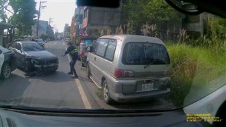 賓士男肇逃撞警被轟2槍　搭小黃逃亡落網