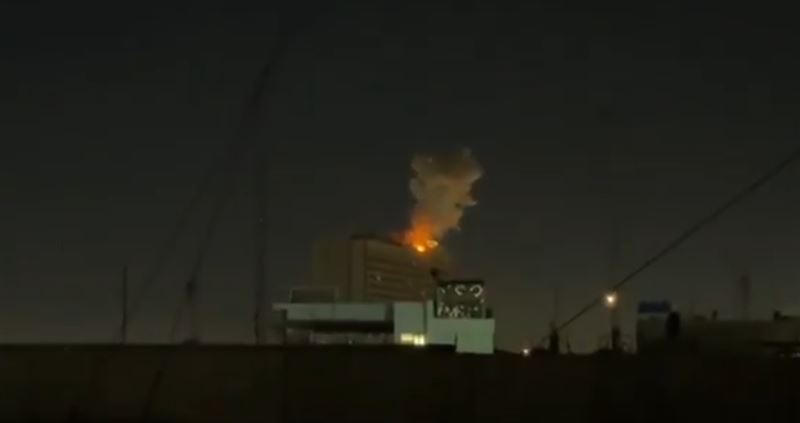 伊拉克巴格達綠區的拉希德飯店遭無人機攻擊。(圖/翻攝自X平台)