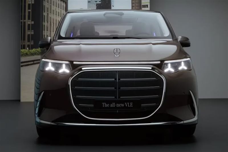 賓士VLE豪華商務MPV，兩側路邊迴轉半徑僅10.9公尺。（圖／翻攝Mercedes-Benz網站）
