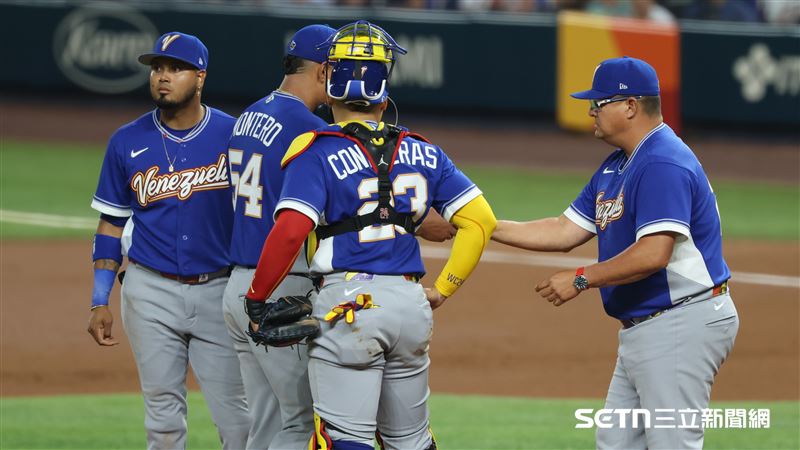 WBC4強賽，委內瑞拉總教練上場換下先發投手蒙特羅（Keider Montero）。（圖／特派記者劉彥池攝影）