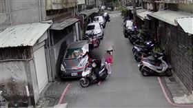 新北市中和區昨天（16日）發生一起糾紛，邱姓男子（42歲）陪小孩在住處外嬉戲時，小孩突然衝到路口險些與一輛機車碰撞，遭黎姓男騎士（26歲）爆粗口飆罵，邱父見狀持玩具水彈槍與對方理論，被獲報趕到的員警依法究辦。（圖／翻攝畫面）