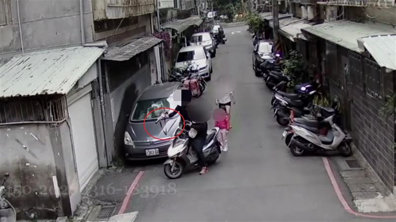 邱男持玩具水彈槍與男騎士理論。（圖／翻攝畫面）