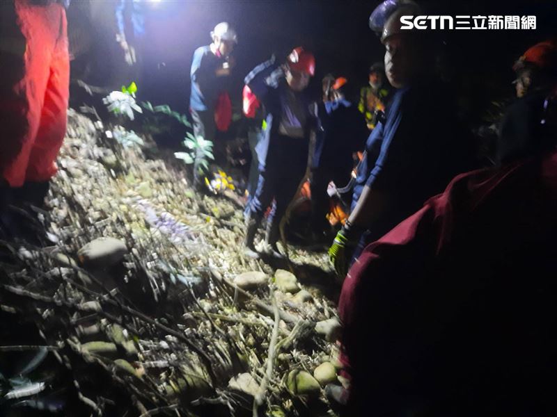 台中女獨自前往苗栗香茅步道健行，不慎滑落邊坡，在警消護送下順利脫困。（圖／翻攝畫面）