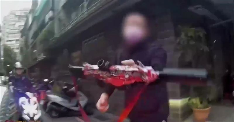 員警到場後邱男大喊這是玩具槍。（圖／翻攝畫面）