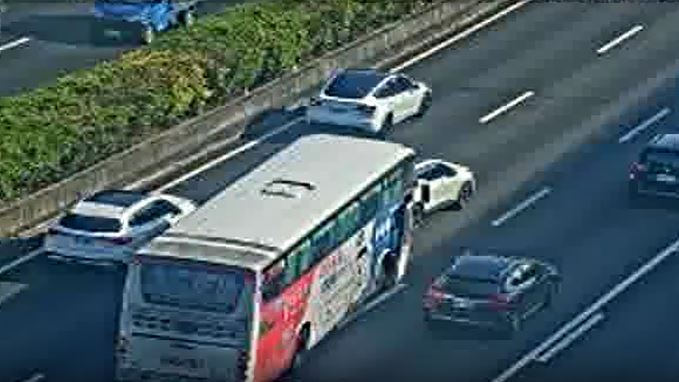 國道一號北向35公里處，新北市五股、泰山路段，今天（17日）上午發生追撞事故，回堵3公里。（圖／翻攝畫面）