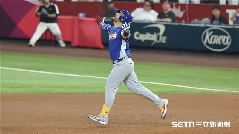 WBC4強賽，委內瑞拉隊指定打擊蘇瓦瑞茲（Eugenio Suarez）炸裂陽春砲。（圖／特派記者劉彥池攝影