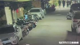 北市連男帶著6名友人圍毆情敵，反遭張男持刀砍傷，還扔下鎮暴槍逃逸。（圖／翻攝畫面）