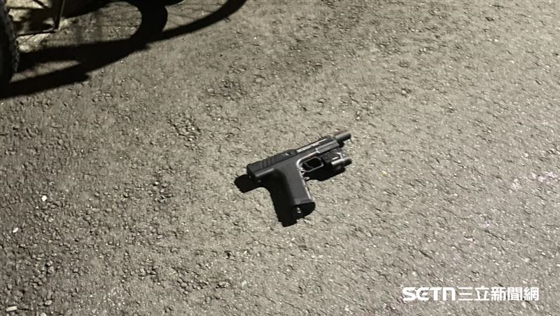 北市連男帶著6名友人圍毆情敵，反遭張男持刀砍傷，還扔下鎮暴槍逃逸。（圖／翻攝畫面）