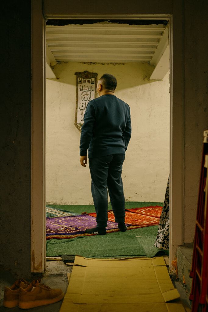 中國甘肅前統戰官員馬瑞林流亡美國後，近日受訪揭露中共對新疆維族等少數民族的嚴重迫害與跨國監控黑幕。（圖／翻攝自X平台 @nytchinese）