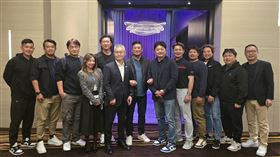 棒球協會理事長辜仲諒於16日特別宴請台灣隊教練團，並發放新台幣1000萬元獎金，慰勞教練團、球員及後勤團隊的辛勞與付出。（圖／棒協提供） 