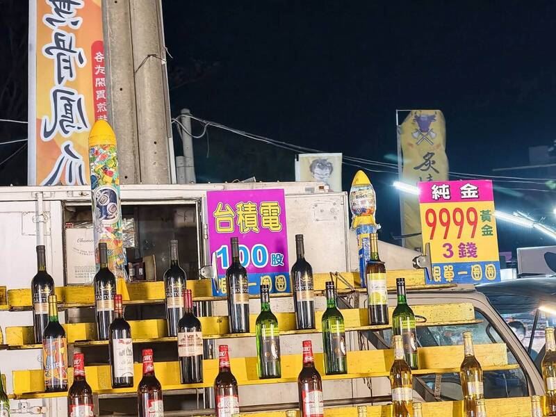 彰化精誠夜市套圈圈獎品大升級,業者推出「台積電100股」、「黃金3錢」等大獎。(圖/民眾提供)
