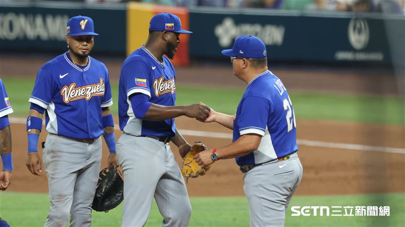 委內瑞拉投手阿維拉投出158公里的火球，不慎擊中主審的面罩。（圖／特派記者劉彥池攝影