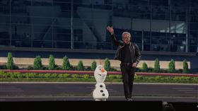 黃仁勳於GTC 2026攜手迪士尼推出AI機器人「雪寶」，結合Newton引擎與強化學習，突破非對稱物理結構穩定行走。這象徵物理AI從工業轉向情感互動，預計2026年進駐全球迪士尼。（圖／翻攝自Nvidia網站） 