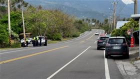 台東台11線富山路段今天（17日）上午8時許發生一起死亡車禍，劉姓男子（32歲）騎機車行經該路段時，與一輛左轉的休旅車碰撞，警消人員獲報到場救援，劉姓騎士送醫前已無呼吸心跳，經急救仍傷重不治。（圖／翻攝畫面）