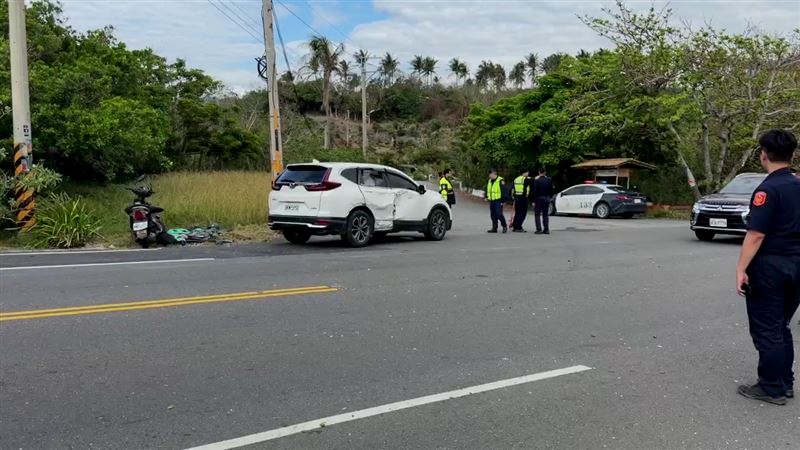 劉姓男子騎機車與一輛左轉的休旅車碰撞。（圖／翻攝畫面）