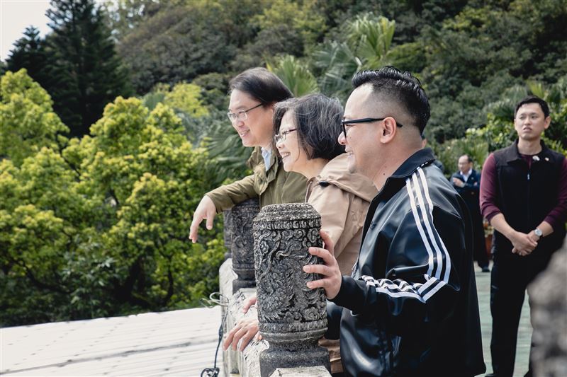 童子瑋表示，小英總統難得來到基隆爬山，他與林右昌全程陪同介紹景點。（圖／翻攝自林右昌臉書）