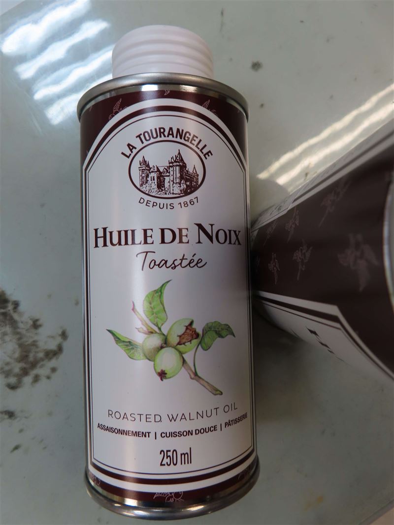 「綠活企業有限公司」報驗的法國核桃油,檢出銅葉綠素A 0.1 ppm。(圖/食藥署提供)