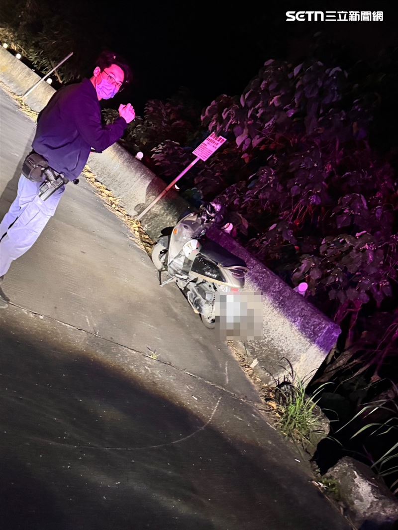 案發現場遺留父子雙載機車。(圖/翻攝畫面)