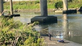 新北市浮洲橋板橋端今天（17日）有釣客發現一具浮屍，警消人員獲報到場處理，據了解，死者為男性，身穿藍色長袖上衣、深色長褲，身上無明顯外傷，因無證件辨識身分，詳細死因及身分仍待警方調查釐清。（圖／翻攝畫面）