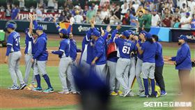 WBC4強賽，委內瑞拉隊4：2擊敗義大利隊闖進冠軍戰，球員賽後擊掌慶祝勝利。（圖／特派記者劉彥池攝影）