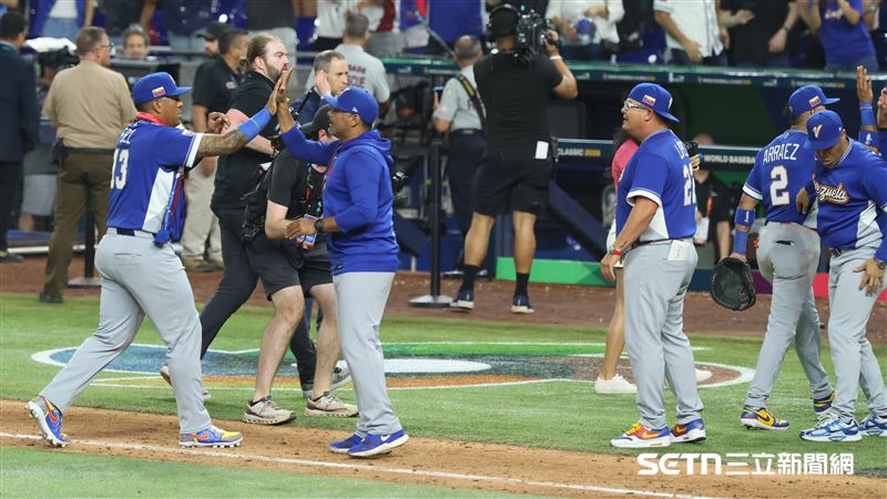 WBC4強賽，委內瑞拉隊4：2擊敗義大利隊闖進冠軍戰，球員賽後擊掌慶祝勝利。（圖／特派記者劉彥池攝影）