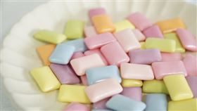 烏克蘭一名男子誤將化學粉末當成檸檬酸粉末，將口香糖沾上化學粉末後入口嚼食，意外被炸死。（示意圖，photoAC）