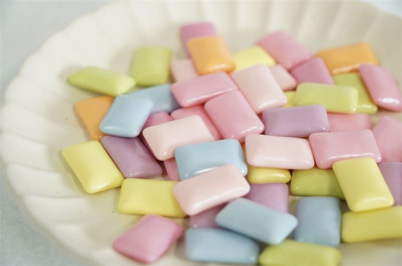 烏克蘭一名男子誤將化學粉末當成檸檬酸粉末，將口香糖沾上化學粉末後入口嚼食，意外被炸死。（示意圖，photoAC）