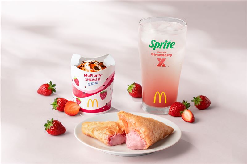 草莓白巧克力三角派、OREO 草莓冰炫風、草莓氣泡飲。（圖／品牌業者提供）