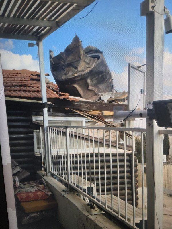 掉落在聖墓教堂附近住家屋頂的巨大飛彈碎片。（圖／翻攝自X平台 @Cyrus_Intel88）