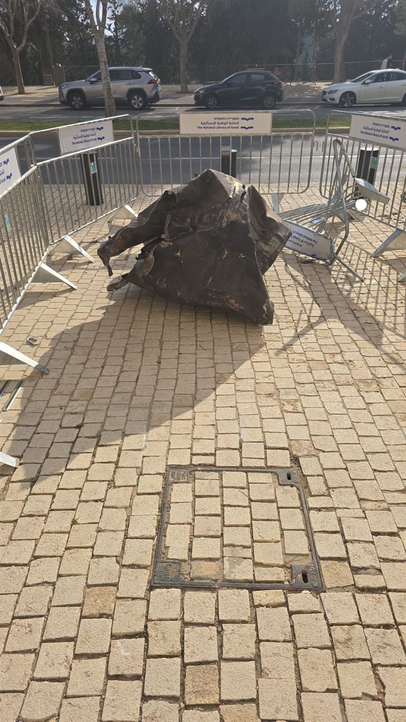 掉落在以色列國會大廈附近的飛彈碎片。（圖／翻攝自X平台 @kolisraelmedia）