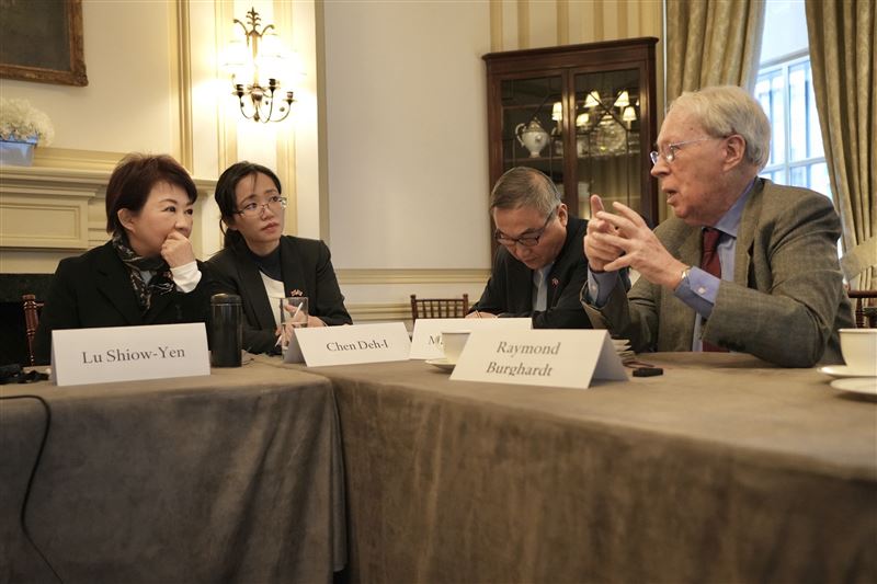 盧秀燕與前AIT主席薄瑞光對談。（圖／台中市府提供）