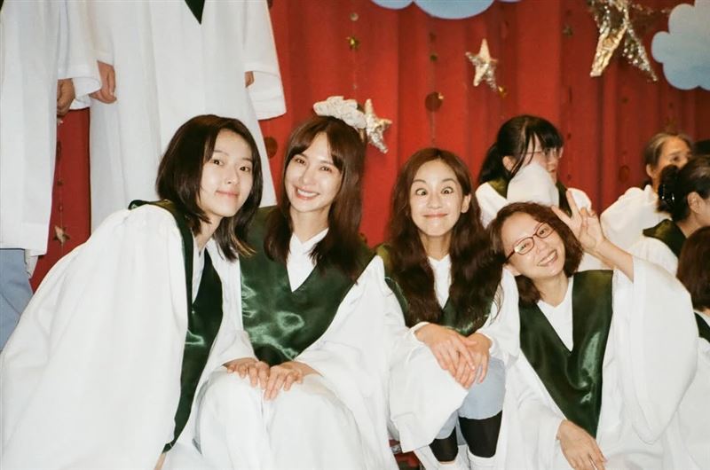 安心亞(左二)、陳意涵(右二)被傳出內鬨。（圖／翻攝自IG @xinya_an）