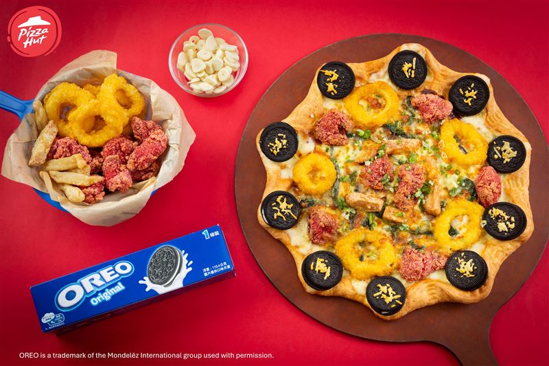 必勝客×OREO攜手推出「OREO餅乾台味鹹酥雞比薩」，獻上鋪滿整圈OREO的「黑脆可可起司餅皮」＋炸物神組合。（圖／品牌業者提供）
