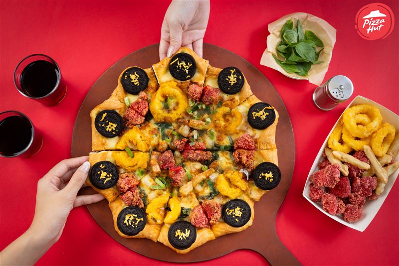 一整圈OREO搭配火紅鹹酥雞、魷魚圈及甜不辣，一次吃過癮。（圖／品牌業者提供）