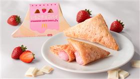 「草莓白巧克力三角派」夢幻的淡粉色千層派皮與草莓白巧克力流心內餡。（圖／品牌業者提供）