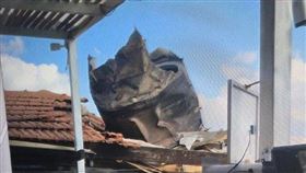 掉落在聖墓教堂附近住家屋頂的巨大飛彈碎片。（圖／翻攝自X平台 @Cyrus_Intel88）