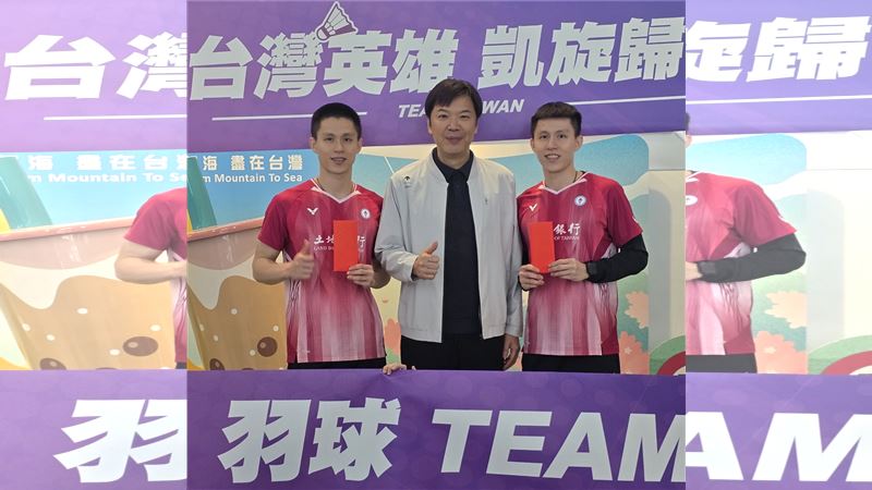 台灣羽球好手李芳任／李芳至收到激勵獎金。（圖／羽協提供）