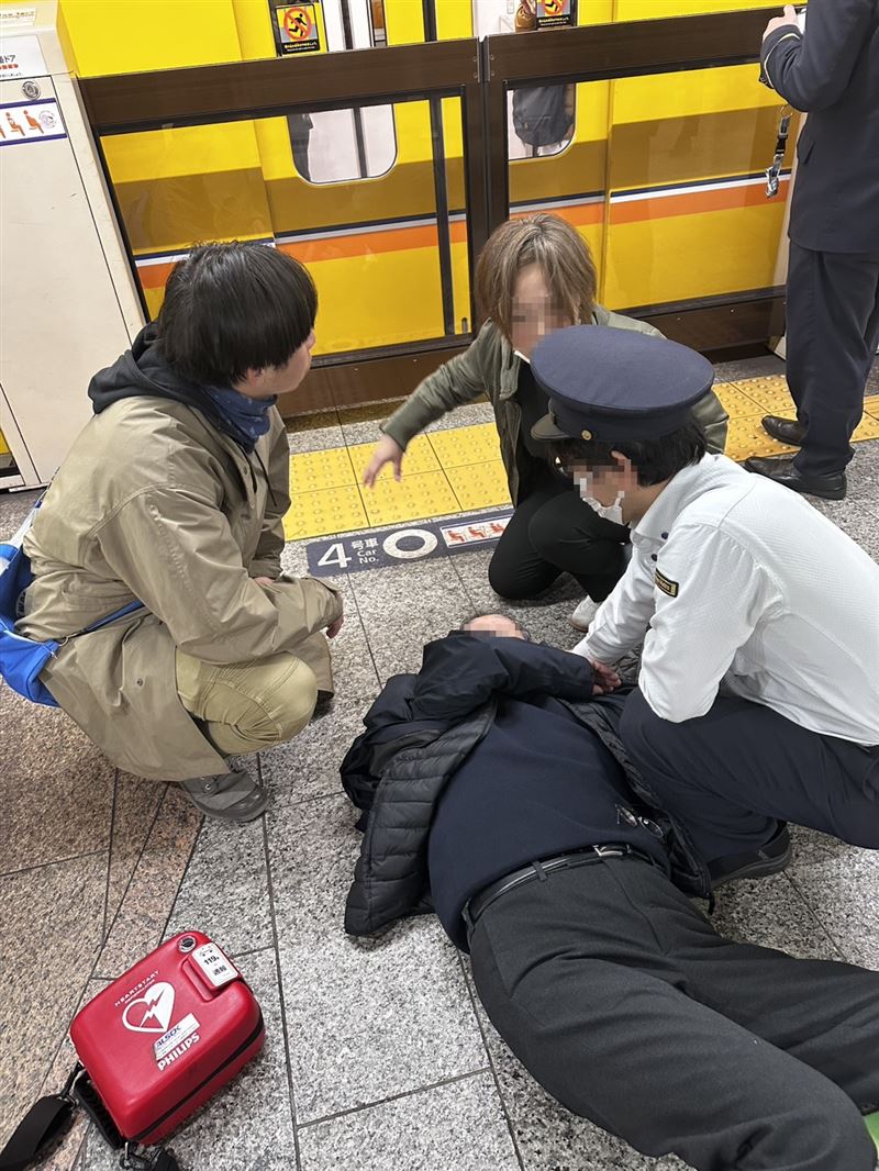 桃園市消防局龍潭分隊消防員張詠惟（左）、楊昱修在日本地鐵站「跨國救援」。（圖／翻攝畫面）