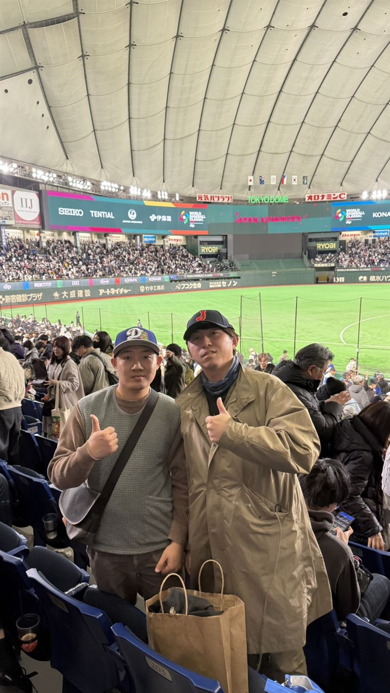 龍潭消防分隊隊員張詠惟（右）、楊昱修（左）日本東京巨蛋觀戰2026棒球經典賽。（圖／桃園市消防局龍潭分隊提供）