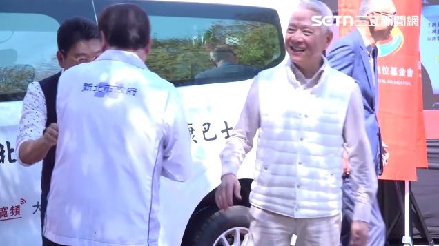 劉和然虧謝震武,遭謝震武拍了一下手臂說,「你閣來(台語:又來)!許光漢你閣來!」(圖/翻攝畫面)